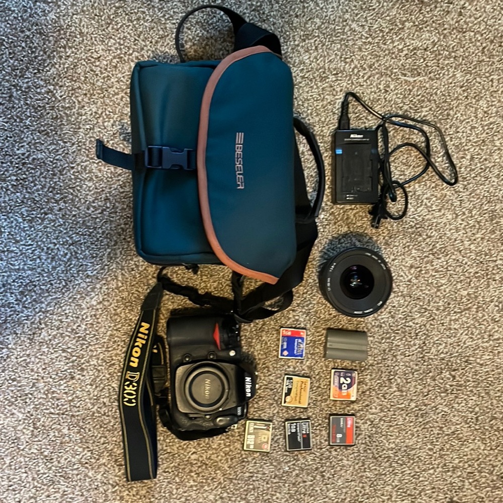 Nikon D300 DSLR w/ battery, charger, sigma 17-35 lens, Beseler bag & CF cards